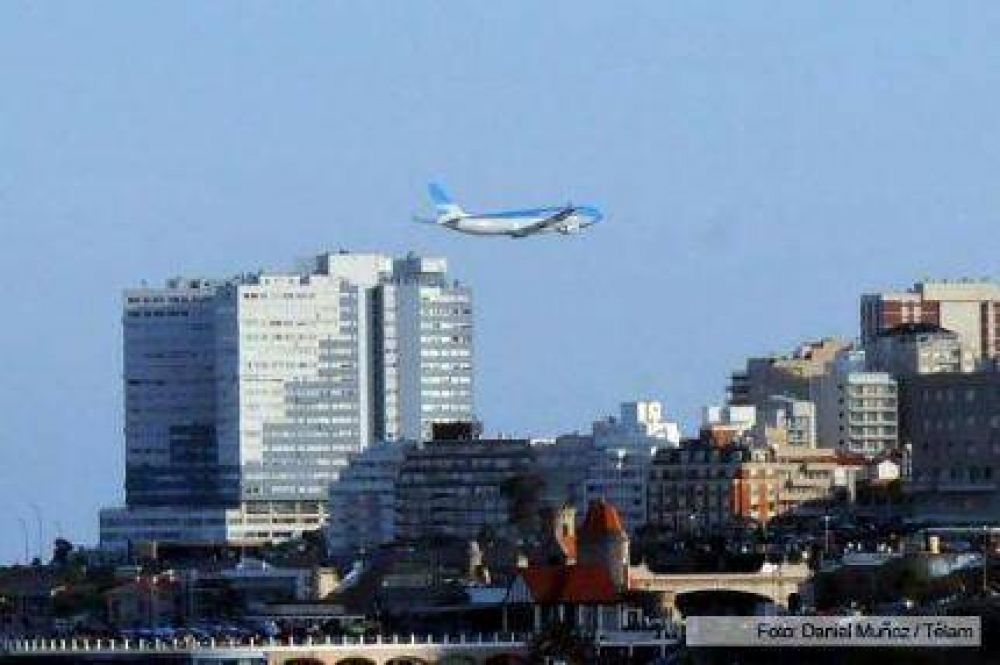 Avi�n de Aerol�neas Argentinas hizo un vuelo rasante por la costa marplatense
