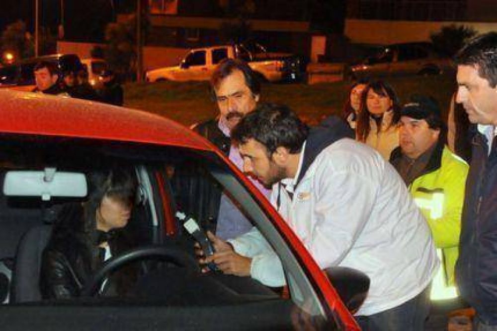 Mujeres borrachas conduciendo por las calles de Mar del Plata