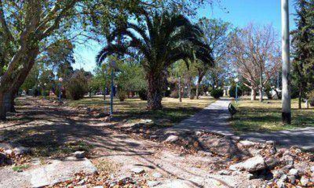 Con 600.000 pesos, Luis Lobos arreglar� siete plazas en Guaymall�n