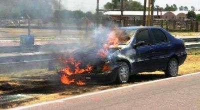 Pico: se prendi� fuego un Fiat Siena