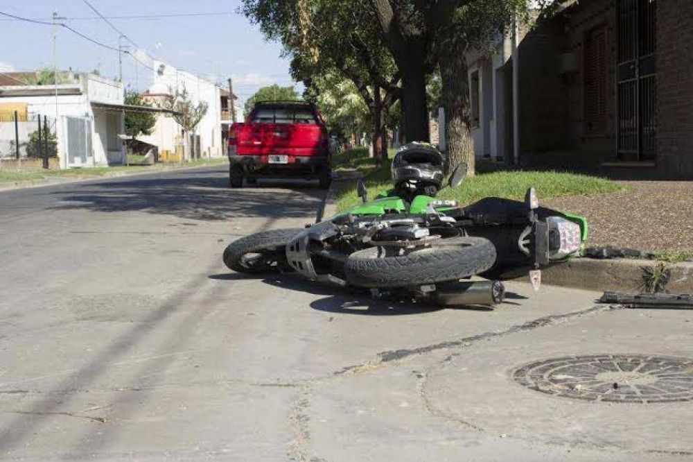 Chocaron una moto y una camioneta: dos heridos
