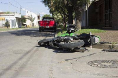 Chocaron una moto y una camioneta: dos heridos