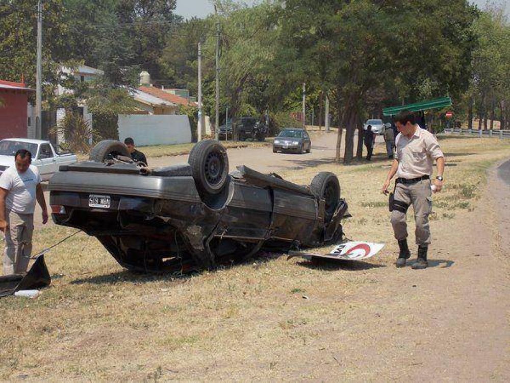 Vuelco en la avenida Per�n: cuatro heridos