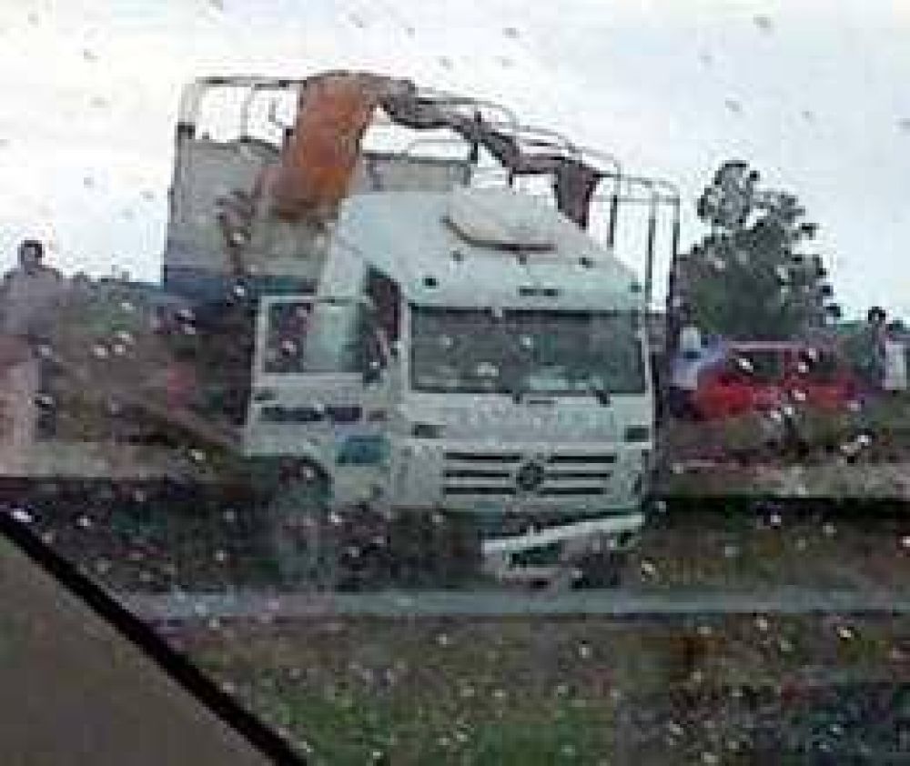Ruta 9: Accidente en el puente de Arroyo del Medio  