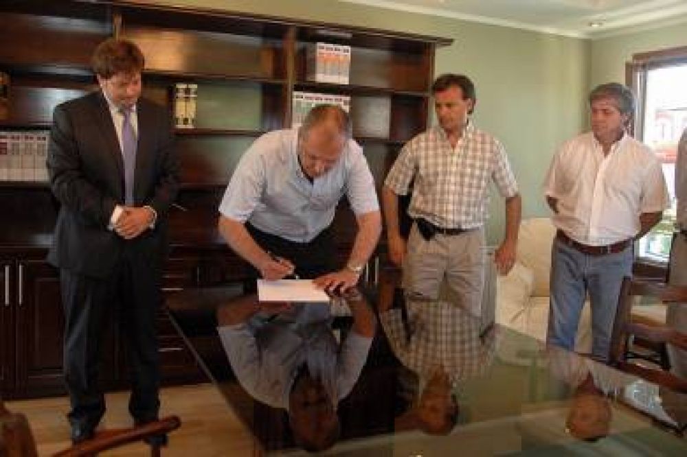 Buzzi reasumi� en Esquel sus funciones al frente del Ejecutivo Provincial
