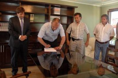 Buzzi reasumi� en Esquel sus funciones al frente del Ejecutivo Provincial