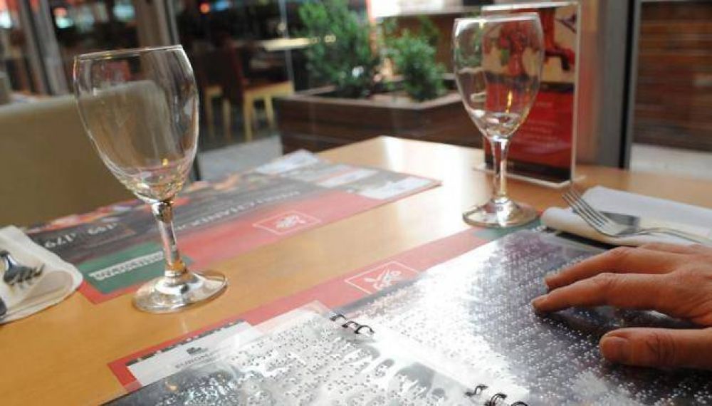 El men� en Braille se ofrece en pocos restaurantes