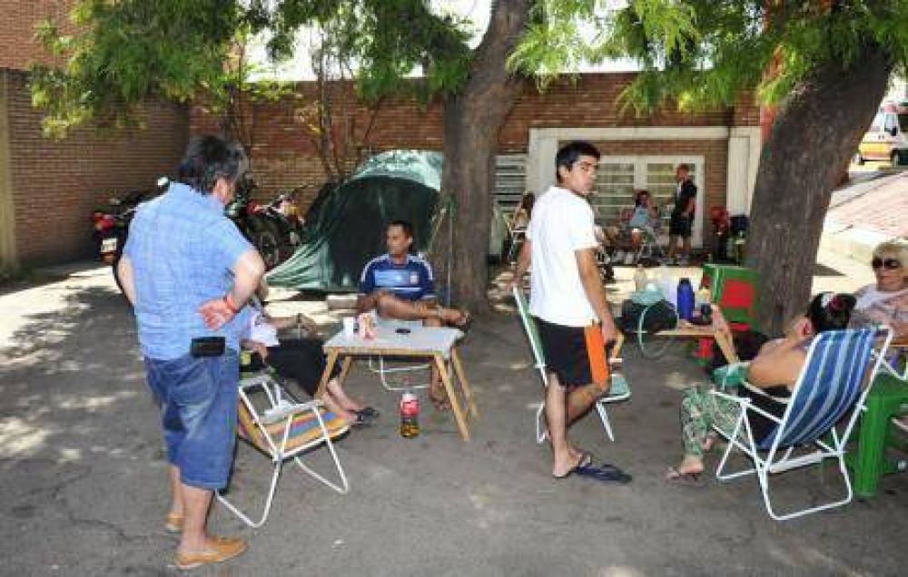 Familiares acampan en el Hospital de Urgencias