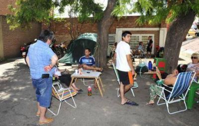 Familiares acampan en el Hospital de Urgencias
