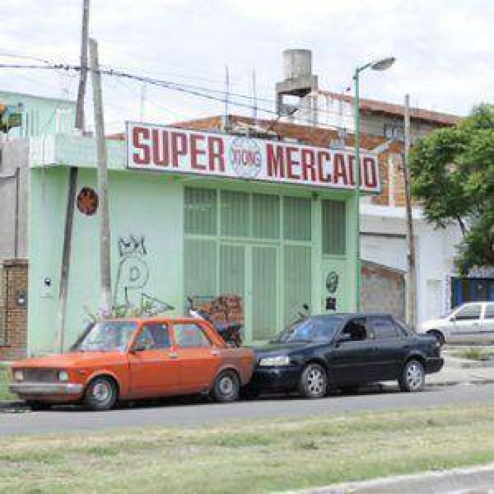 Tiran a matar a una cajera