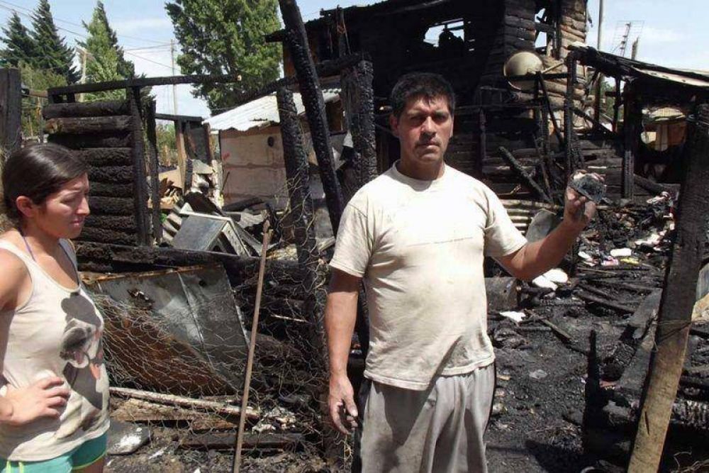 Dos familias con nueve chicos en total pierden todo en incendio