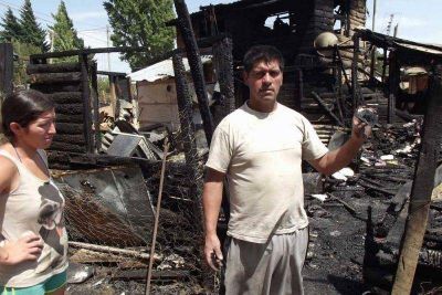 Dos familias con nueve chicos en total pierden todo en incendio