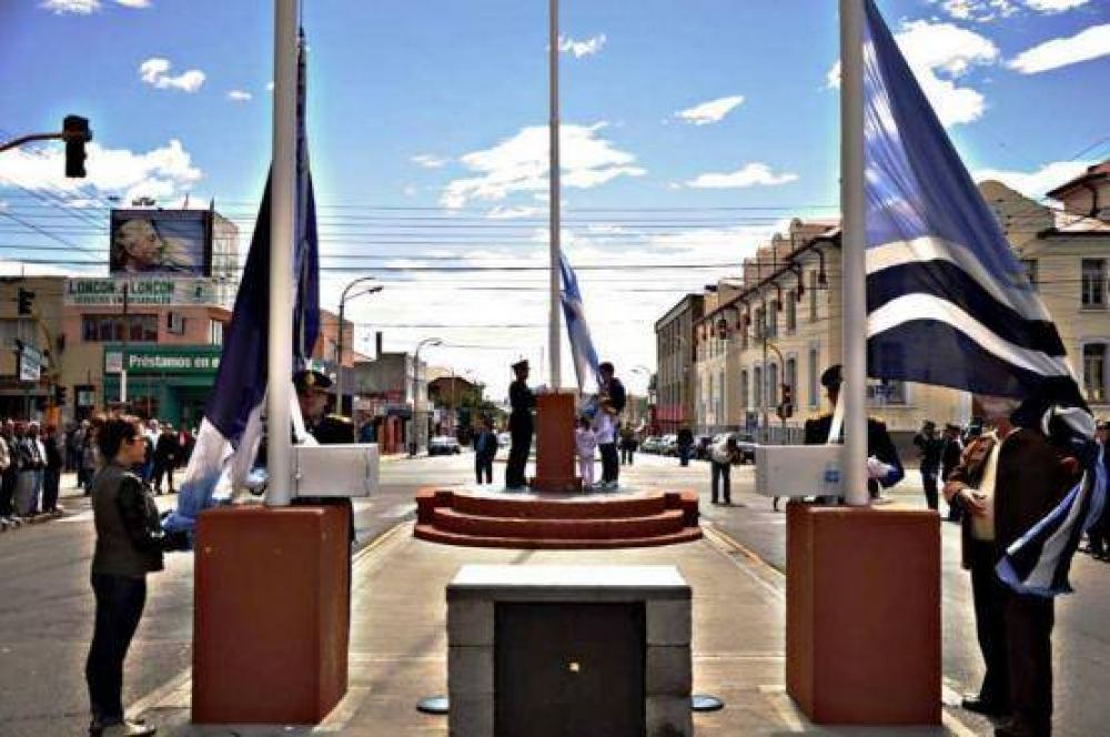 Autoridades riogalleguenses participaron del Izamiento