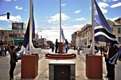Autoridades riogalleguenses participaron del Izamiento