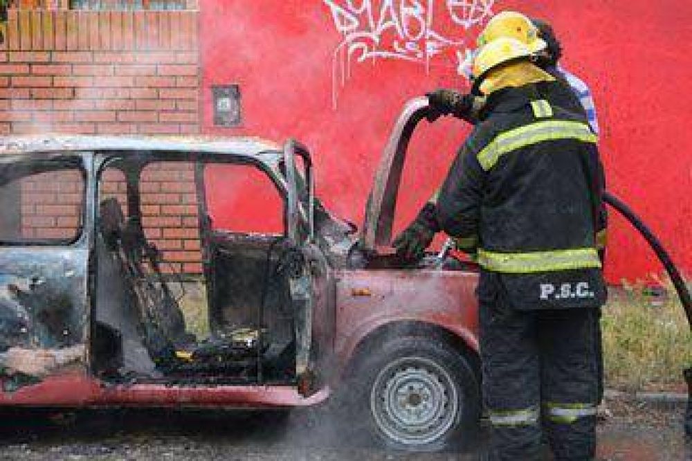 Fuego destruye Fiat 600