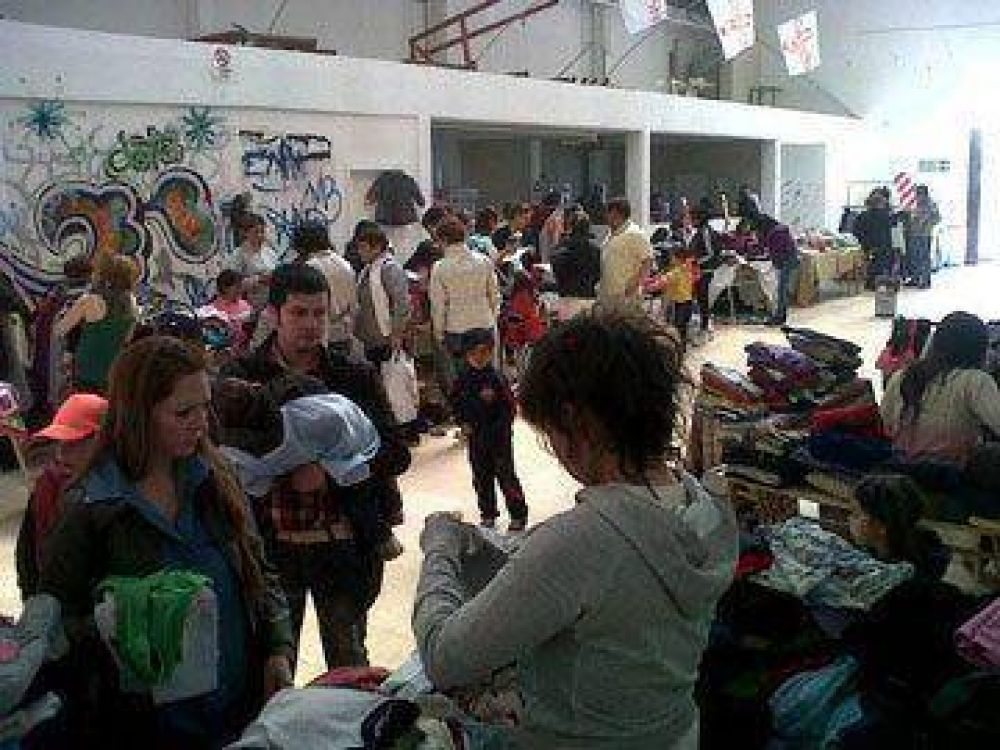 Concurrida �Feria del usado� en barrio Evita