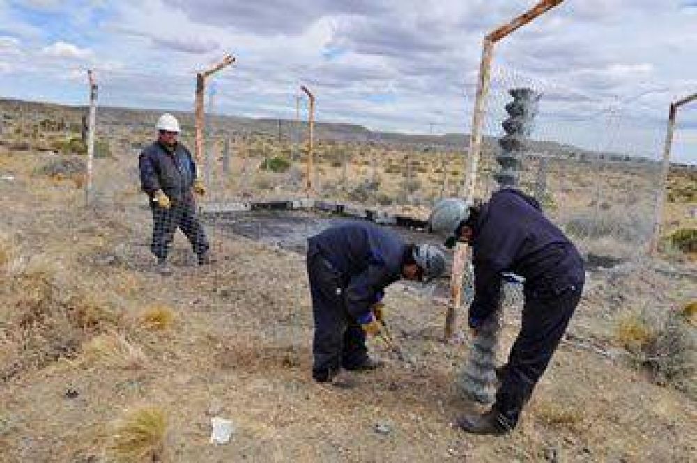 PROTECCI�N CIVIL TRABAJ� EN EL SANEAMIENTO DE PILETA CONTAMINANTE