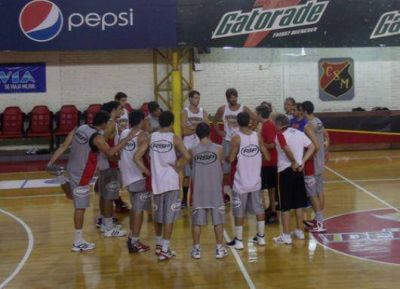 San Mart�n entrena con la mente puesta en Instituto