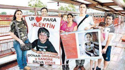 Con un coraz�n artificial, tres chicos luchan por un milagro