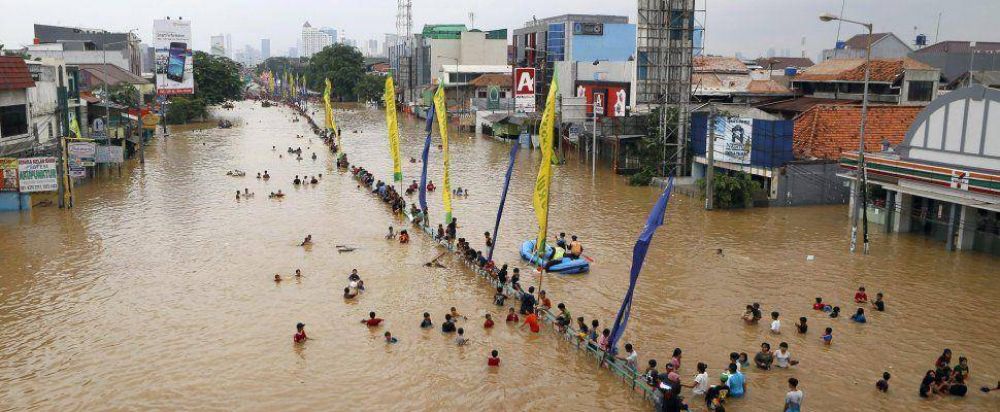 Al menos 10 muertos y 64.000 evacuados por las inundaciones en Indonesia
