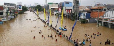 Al menos 10 muertos y 64.000 evacuados por las inundaciones en Indonesia