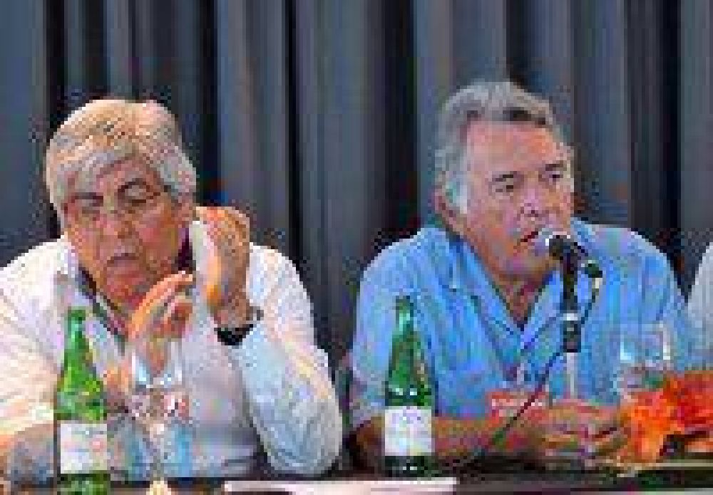 El enojo de Barrionuevo por la ausencia de dirigentes en su cumbre gremial