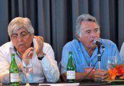 El enojo de Barrionuevo por la ausencia de dirigentes en su cumbre gremial