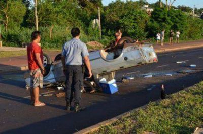 Borrachos volcaron con su camioneta y se pusieron a tomar cerveza