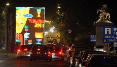 Las cajas lum�nicas promocionan la Vendimia 2014 en el Parque General San Mart�n