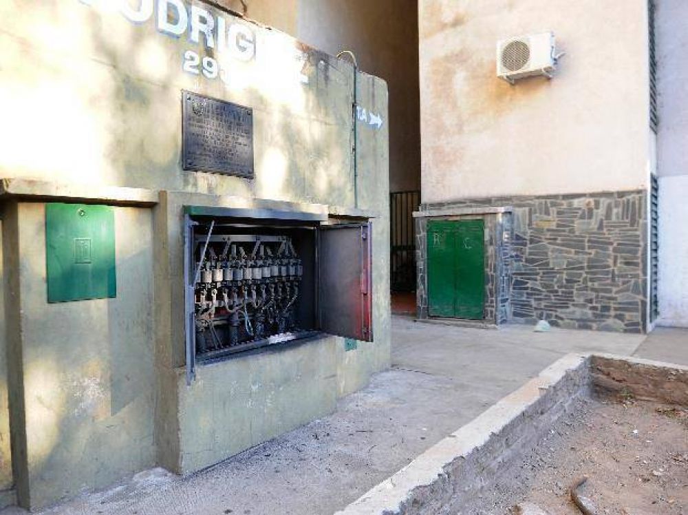 Una explosi�n dej� cinco torres Fonavi a oscuras