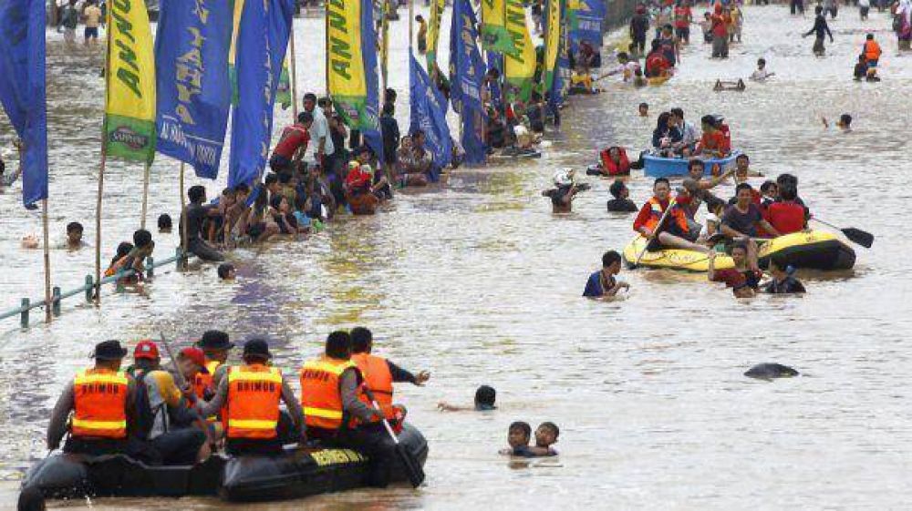 Al menos 10 muertos y 64.000 evacuados por las inundaciones en Indonesia