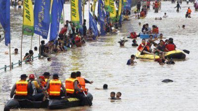 Al menos 10 muertos y 64.000 evacuados por las inundaciones en Indonesia