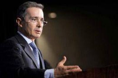 Uribe acusa a Santos de vender una Colombia virtual al exterior
