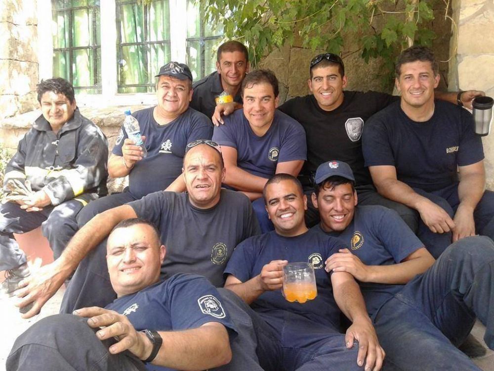 Temporal Feroz: Bomberos rescataron a nueve personas en el techo de sus autos