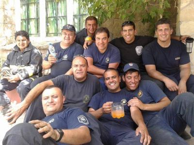 Temporal Feroz: Bomberos rescataron a nueve personas en el techo de sus autos