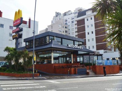 Mc�Donalds, en la mira de Inspecci�n General por ensuciar Playa Grande