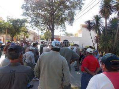 Andalgal�, pr�cticamente paralizada por el reclamo de los municipales