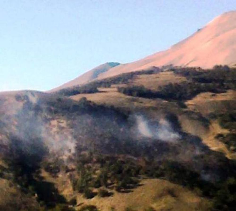 A�n tratan de controlar los incendios en la zona de Monte Zeballos