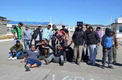 BLOQUEAN LOS ACCESOS A ALMACENES DE YPF Y DE LA UTE