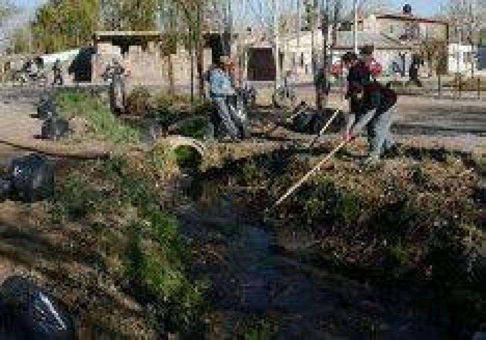 Vecinos protestaron con la limpieza de un canal