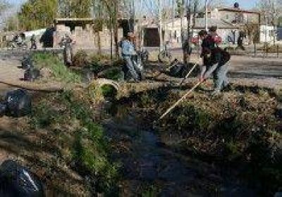 Vecinos protestaron con la limpieza de un canal