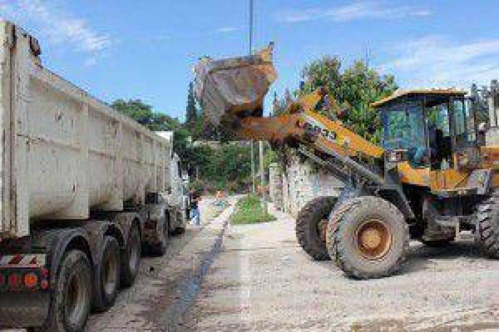 Sostenidas tareas de limpieza y recolecci�n de escombros por diferentes barrios de la ciudad