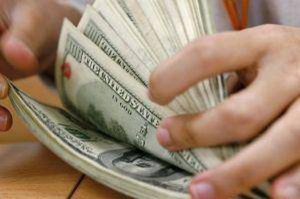 El Central tuvo que salir a vender u$s 120 millones para frenar disparada del d�lar oficial, pero el blue volvi� a acercarse a los $ 12