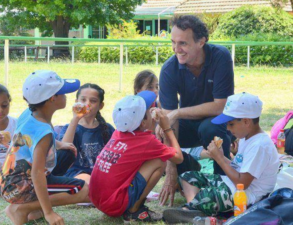 Katopodis visit� a los chicos en la Colonia de Verano en San Mart�n