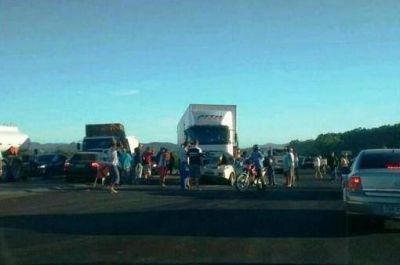 Colisi�n entre trailer, dos camiones y auto con turistas de Formosa provoca un muerto y cuatro heridos graves en Brasil 