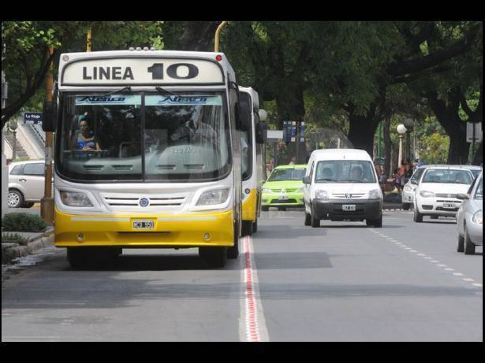 El carril exclusivo en Rivadavia cosecha quejas y suma adeptos