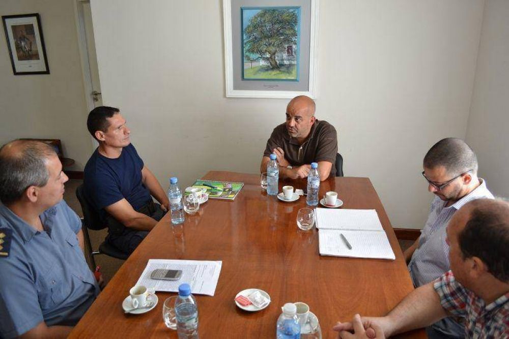 El intendente Palo Oliver mantuvo una reuni�n de trabajo con autoridades locales de la Polic�a