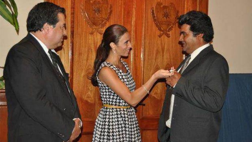 La gobernadora entreg� camiones tanque a localidades del interior
