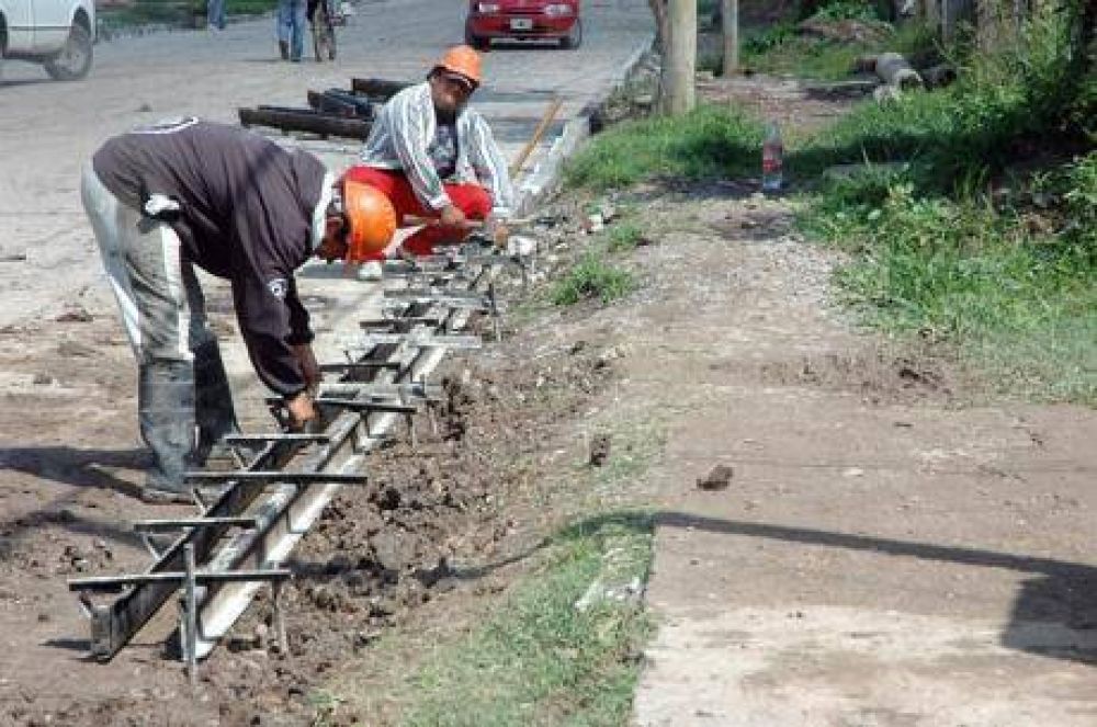 Construcci�n de cord�n cuneta y enripiado en barrio Santa Clara de As�s