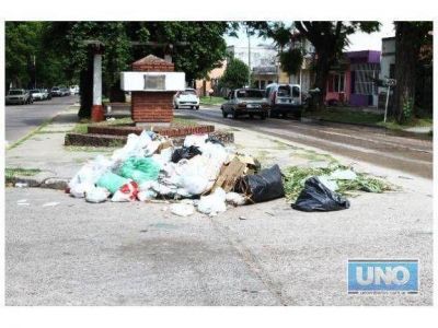 Frente a un mont�n de basura